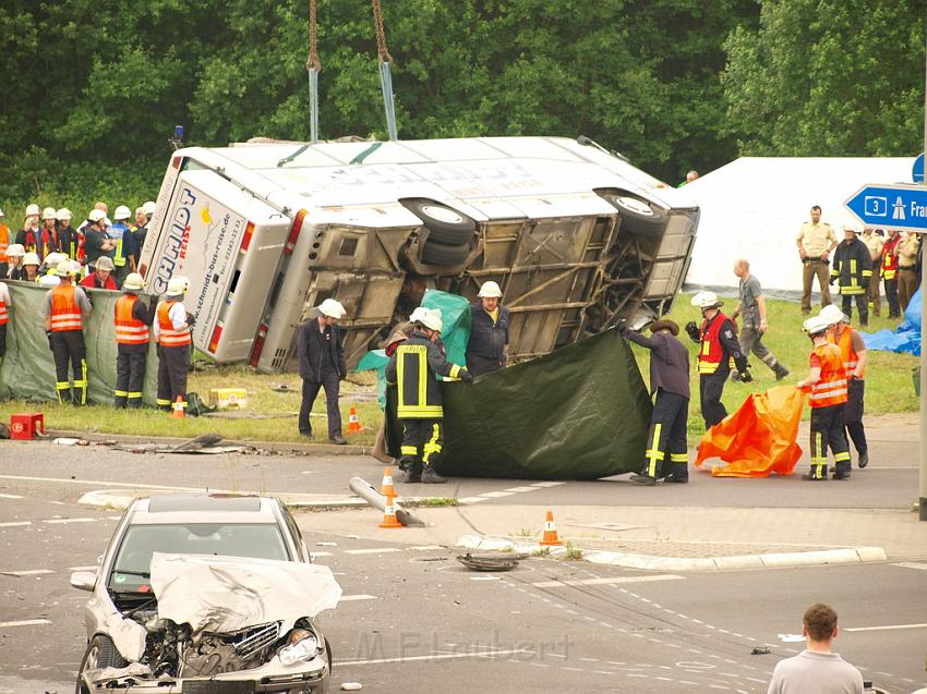 Schwerer Unfall mit Reisebus Lohmar Donrather Dreieck P459.JPG
